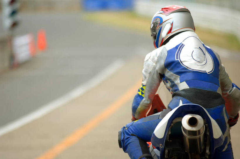 西方人,一个人,坐,横图,室外,白天,运动服,赌博,道路,路,公路,帽子,欧洲,欧洲人,仅一个男性,仅一个人,阴影,服装,光线,头盔,影子,高速,分界线,停车线,交通,刺激,仅一个年轻男性,背面,衣服,阳光,安全帽,驾驶,行驶,服饰,车行道,车行道分界线,操纵,快速,控制,衣着,穿着,标线,操控,车行线,把持,伤害,衣饰,飙车,飚车,危险,男人,男性,年轻男性,白种人,马路,坐着,半身,彩图,运动装