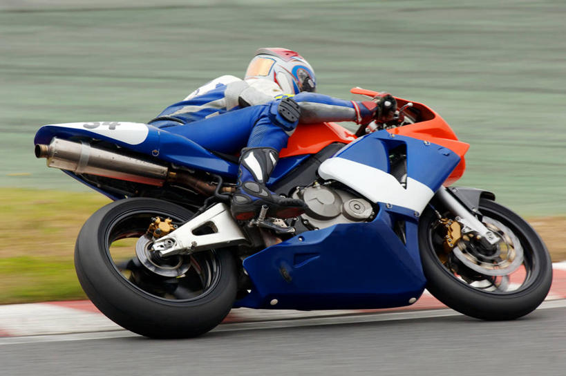 西方人,一个人,坐,横图,室外,白天,侧面,赌博,道路,路,公路,摩托车,帽子,欧洲,欧洲人,仅一个男性,仅一个人,一辆,弯腰,握,阴影,光线,头盔,影子,高速,交通,注视,刺激,车,仅一个年轻男性,阳光,安全帽,交通工具,观察,驾驶,看,行驶,握着,观看,操纵,快速,控制,察看,关注,载具,赛道,操控,弯身,把持,伤害,飙车,飚车,危险,男人,男性,年轻男性,白种人,马路,坐着,彩图,全身