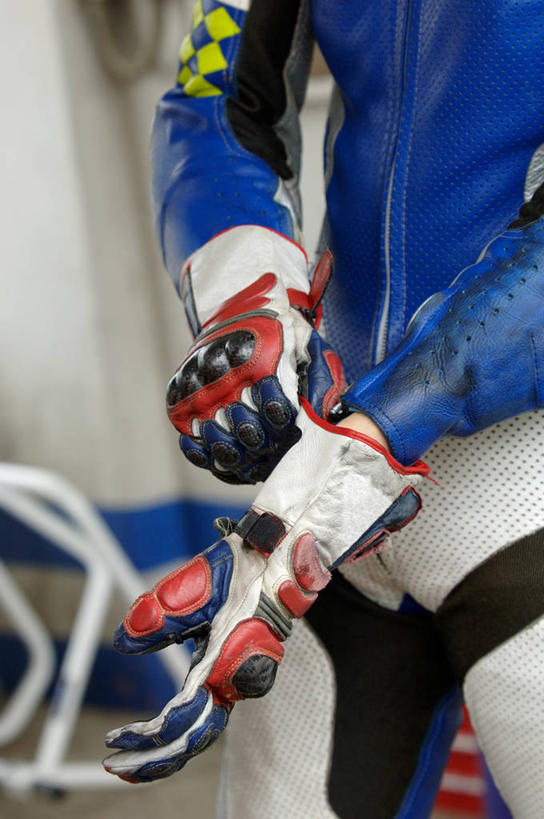 一个人,站,竖图,室外,白天,正面,运动服,赌博,安全,仅一个男性,仅一个人,握,服装,高速,防护,刺激,仅一个年轻男性,衣服,手套,站着,握着,服饰,保护,快速,衣着,穿着,保险,保全,周全,安稳,安定,防护手套,伤害,衣饰,飙车,飚车,平安,危险,男人,男性,年轻男性,站立,半身,彩图,运动装