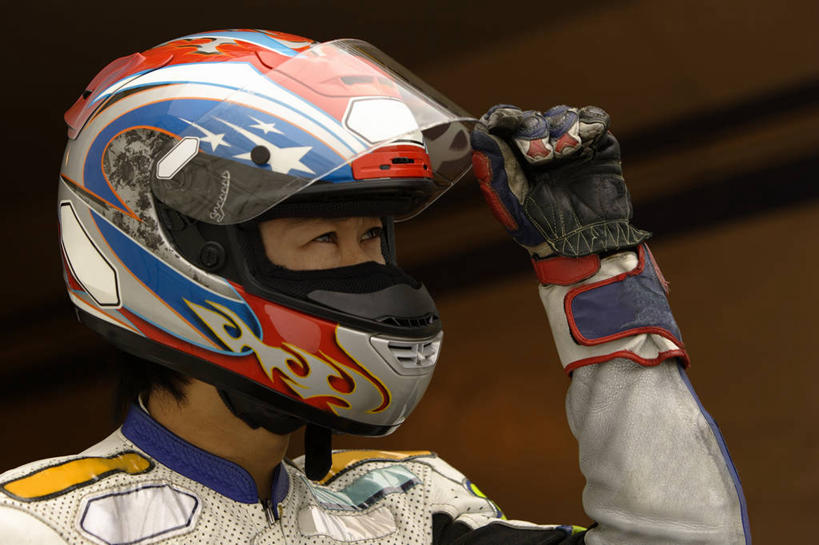 东方人,一个人,站,横图,室外,白天,正面,运动服,赌博,安全,帽子,亚洲,仅一个男性,仅一个人,握,阴影,服装,光线,头盔,影子,高速,防护,注视,黄种人,刺激,仅一个年轻男性,衣服,阳光,安全帽,手套,观察,看,站着,握着,服饰,观看,保护,快速,察看,衣着,穿着,关注,保险,保全,周全,安稳,安定,防护手套,伤害,衣饰,飙车,飚车,平安,危险,男人,男性,年轻男性,亚洲人,站立,半身,彩图,运动装