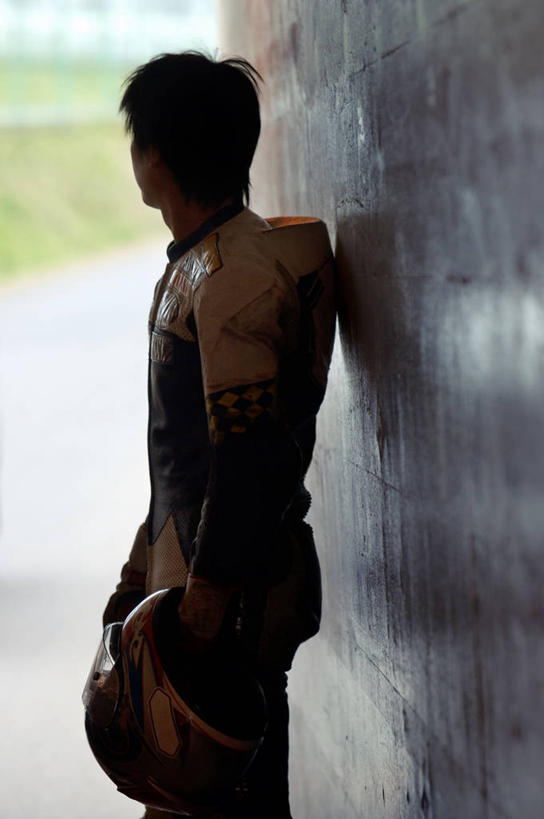 东方人,一个人,站,竖图,室外,白天,侧面,运动服,赌博,草地,草坪,植物,亚洲,仅一个男性,仅一个人,阴影,服装,光线,影子,墙,高速,扭头,黄种人,刺激,墙壁,墙面,草,仅一个年轻男性,衣服,绿色,阳光,站着,转头,服饰,快速,衣着,穿着,伤害,衣饰,飙车,飚车,危险,男人,男性,年轻男性,亚洲人,站立,半身,彩图,运动装