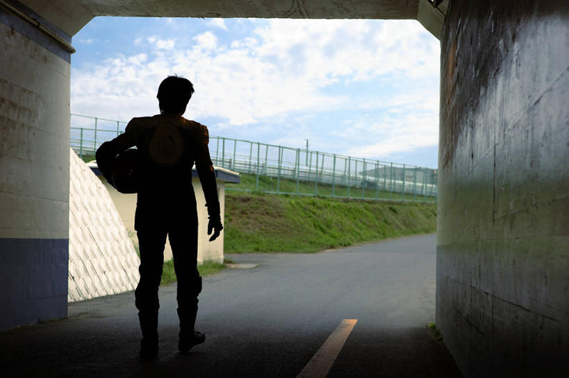 东方人,一个人,栏杆,站,横图,室外,白天,运动服,赌博,草地,草坪,植物,道路,路,公路,帽子,亚洲,仅一个男性,仅一个人,握,阴影,服装,光线,隧道,扶手,头盔,影子,云,云朵,高速,分界线,停车线,交通,背光,拿,云彩,拿着,黄种人,护栏,刺激,草,仅一个年轻男性,背面,衣服,蓝色,绿色,白云,蓝天,天空,阳光,安全帽,天,站着,握着,服饰,晴朗,车行道,车行道分界线,快速,衣着,地道,穿着,标线,逆光,车行线,伤害,衣饰,飙车,飚车,危险,男人,男性,年轻男性,亚洲人,晴空,马路,站立,半身,彩图,运动装