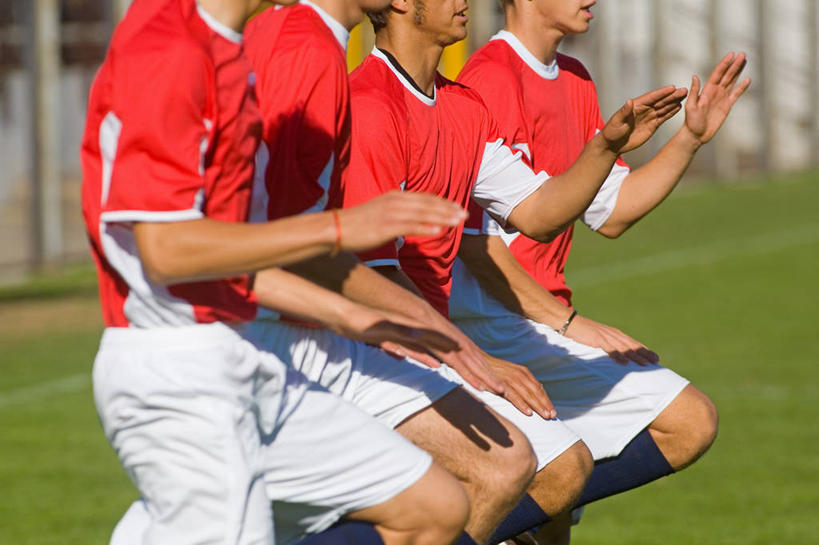 西方人,四个人,同事,运动员,足球场,栏杆,横图,室外,白天,侧面,运动服,锻炼,成功,运动,合作,团队,集体,信心,草地,草坪,植物,欧洲,欧洲人,阴影,服装,朦胧,模糊,光线,扶手,影子,看台,足球运动员,队伍,护栏,座位,草,衣服,绿色,阳光,服饰,有氧运动,领导,衣着,成就,穿着,绿茵场,合伙,领袖,衣饰,坐位,高抬腿,体育,男人,男性,年轻男性,白种人,体育运动员,运动选手,半身,彩图,健身,足球比赛场地,运动装