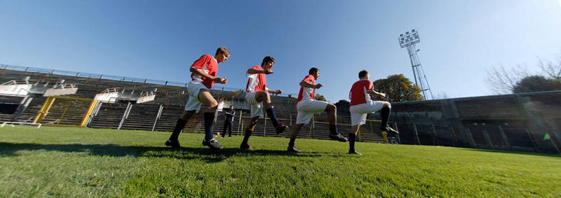 西方人,四个人,同事,运动员,足球场,横图,室外,白天,仰视,运动服,锻炼,成功,运动,合作,团队,集体,信心,草地,草坪,植物,欧洲,欧洲人,一排,阴影,服装,整齐,电力,光线,钢材,电缆,电线,影子,支架,看台,足球运动员,注视,电塔,队伍,座位,草,树,树木,排列,衣服,蓝色,绿色,蓝天,天空,阳光,自然,天,观察,看,服饰,生长,能源,晴朗,成长,观看,支撑,有氧运动,资源,察看,领导,衣着,成就,穿着,队列,关注,供电设备,绿茵场,合伙,领袖,高压电塔,高压输电线,万里无云,高压电线塔,高压塔,衣饰,坐位,高抬腿,体育,男人,男性,年轻男性,白种人,晴空,晴空万里,体育运动员,运动选手,彩图,低角度拍摄,全身,健身,足球比赛场地,运动装