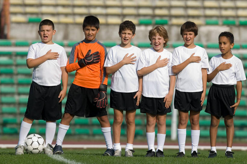 西方人,儿童,同事,运动员,足球场,站,笑,微笑,露齿笑,横图,室外,白天,正面,运动服,纯洁,安全,成功,合作,团队,集体,信心,足球,草地,草坪,植物,欧洲,欧洲人,一排,服装,整齐,看台,防护,足球装备,许多人,足球运动员,注视,运动器械,队伍,座位,草,排列,一个,小孩,衣服,绿色,手套,观察,看,站着,一群人,健身器械,可爱,童年,童趣,搭,服饰,单个,观看,张开双腿,保护,察看,领导,衣着,成就,穿着,搭着,队列,关注,保险,健身器材,绿茵场,合伙,领袖,童真,烂漫,无邪,保全,周全,安稳,安定,蹴鞠,防护手套,衣饰,坐位,展开双腿,平安,天真,足球运动,男孩,男人,男性,白种人,体育运动员,运动选手,站立,彩图,全身,足球比赛场地,运动器材,男生,伸展双腿,运动装