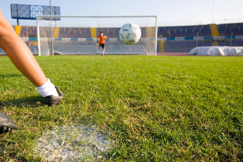 西方人,儿童,背部,两个人,运动员,足球场,站,横图,室外,白天,正面,运动服,锻炼,快乐,纯洁,比赛,运动,竞争,显示器,足球,草地,草坪,植物,欧洲,欧洲人,阴影,服装,光线,屏幕,影子,足球装备,足球运动员,注视,娱乐,显示屏,运动器械,草,一个,小孩,衣服,蓝色,绿色,蓝天,天空,阳光,天,观察,看,站着,休闲,踢球,健身器械,可爱,童年,童趣,服饰,晴朗,单个,观看,察看,体育运动,衣着,穿着,关注,健身器材,绿茵场,童真,输出设备,烂漫,无邪,记分牌,万里无云,蹴鞠,衣饰,电子记分牌,体育,天真,足球运动,男孩,男人,男性,白种人,晴空,晴空万里,体育运动员,运动选手,站立,半身,彩图,健身,足球比赛场地,运动器材,男生,运动装