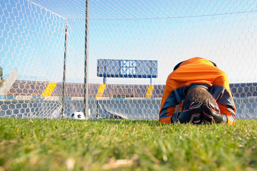 西方人,儿童,一个人,运动员,足球场,跪,横图,室外,白天,正面,运动服,失败,纯洁,安全,显示器,草地,草坪,植物,欧洲,欧洲人,仅一个男性,仅一个人,阴影,服装,沮丧,光线,屏幕,球门,影子,云,云朵,防护,足球运动员,云彩,显示屏,草,小孩,衣服,蓝色,绿色,白云,蓝天,天空,阳光,手套,天,仅一个小孩,难受,可爱,童年,童趣,无奈,服饰,晴朗,保护,失望,悲伤,伤心,难过,衣着,穿着,失落,保险,绿茵场,童真,输出设备,烂漫,无邪,颓废,记分牌,挫败,受挫,落败,落空,错过,失足,失意,失策,失算,颓丧,衰颓,悲哀,懊丧,颓靡,气馁,丧气,保全,周全,安稳,安定,防护手套,衣饰,电子记分牌,败北,挫折,平安,失利,天真,男孩,男人,男性,白种人,孩子,晴空,体育运动员,运动选手,跪着,彩图,全身,足球比赛场地,男生,运动装