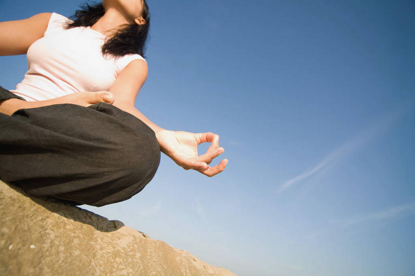 西方人,无名指,小指,一个人,坐,盘腿,横图,室外,白天,仰视,锻炼,瑜伽,运动,石头,欧洲,欧洲人,仅一个年轻女性,仅一个女性,仅一个人,阴影,服装,光线,背心,石子,影子,云,云朵,云彩,衣服,蓝色,白云,蓝天,天空,阳光,天,手势,养生,服饰,晴朗,兰花指,衣着,食指,穿着,莲花式,衣饰,君子指,体育,年轻女性,女人,女性,白种人,石块,岩石,晴空,盘腿而坐,盘膝,盘着腿的,盘着腿坐,双腿交叉,坐着,半身,彩图,低角度拍摄,健身