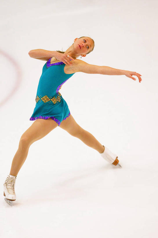 西方人,一个人,运动员,体育馆,运动场,站,竖图,俯视,室内,白天,锻炼,运动,花样滑冰,滑冰,欧洲,欧洲人,仅一个年轻女性,仅一个女性,仅一个人,服装,旱冰鞋,溜冰鞋,注视,体育场,衣服,观察,看,站着,服饰,观看,张开双腿,察看,衣着,穿着,关注,滑冰鞋,表演服,演出服,溜冰场,运动馆,衣饰,冰上运动,冬季运动,展开双腿,道具服,体育,溜冰,年轻女性,女人,女性,白种人,体育运动员,运动选手,抬头,仰头,站立,彩图,高角度拍摄,全身,健身,冰刀鞋,伸展双腿