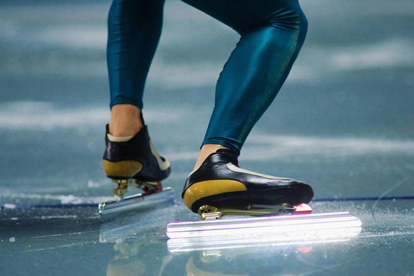 西方人,一个人,运动员,体育馆,运动场,横图,室内,白天,运动服,欧洲,欧洲人,仅一个男性,仅一个人,服装,朦胧,模糊,冰,旱冰鞋,溜冰鞋,速滑,体育场,仅一个年轻男性,背面,衣服,浮冰,寒冷,服饰,张开双腿,冰冷,衣着,穿着,滑冰鞋,溜冰场,运动馆,严寒,冰凉,酷寒,凛冽,凛凛,极冷,流冰,浮冰块,衣饰,展开双腿,速度滑冰,溜冰,男人,男性,年轻男性,白种人,体育运动员,运动选手,半身,彩图,冰刀鞋,伸展双腿,运动装