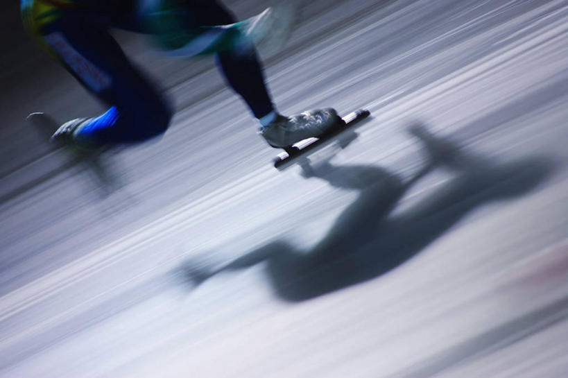 西方人,一个人,运动员,体育馆,运动场,横图,俯视,室内,白天,运动服,欧洲,欧洲人,仅一个男性,仅一个人,服装,朦胧,模糊,冰,旱冰鞋,溜冰鞋,速滑,体育场,仅一个年轻男性,衣服,浮冰,寒冷,服饰,张开双腿,冰冷,衣着,穿着,滑冰鞋,溜冰场,运动馆,严寒,冰凉,酷寒,凛冽,凛凛,极冷,流冰,浮冰块,衣饰,展开双腿,速度滑冰,溜冰,男人,男性,年轻男性,白种人,体育运动员,运动选手,半身,彩图,高角度拍摄,冰刀鞋,伸展双腿,运动装