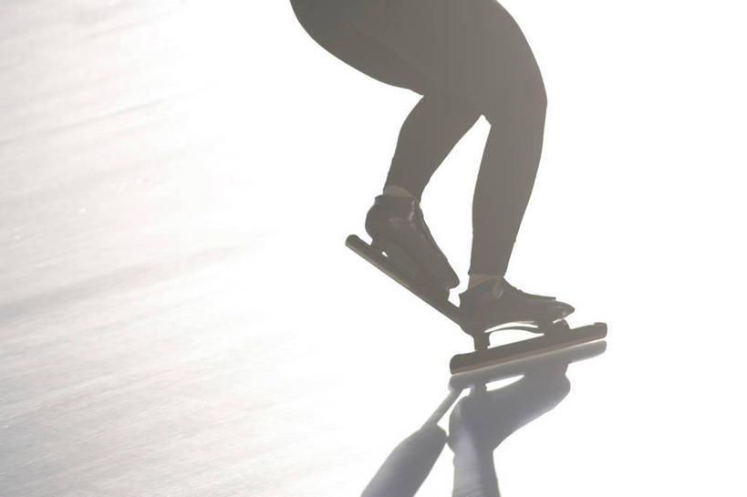 西方人,一个人,运动员,体育馆,运动场,横图,俯视,室内,白天,运动服,欧洲,欧洲人,仅一个男性,仅一个人,弯腰,服装,朦胧,模糊,冰,旱冰鞋,溜冰鞋,速滑,体育场,仅一个年轻男性,衣服,浮冰,寒冷,服饰,张开双腿,冰冷,衣着,穿着,滑冰鞋,溜冰场,弯身,运动馆,严寒,冰凉,酷寒,凛冽,凛凛,极冷,流冰,浮冰块,衣饰,展开双腿,速度滑冰,溜冰,男人,男性,年轻男性,白种人,体育运动员,运动选手,半身,彩图,高角度拍摄,冰刀鞋,伸展双腿,运动装