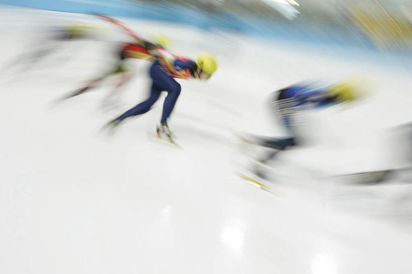 西方人,四个人,体育馆,运动场,横图,俯视,室内,白天,运动服,锻炼,快乐,比赛,运动,竞争,帽子,欧洲,欧洲人,奔驰,服装,朦胧,模糊,头盔,冰,旱冰鞋,溜冰鞋,速滑,注视,娱乐,体育场,衣服,安全帽,浮冰,奔跑,观察,看,休闲,寒冷,服饰,观看,张开双腿,察看,冰冷,体育运动,衣着,穿着,关注,滑冰鞋,溜冰场,运动馆,严寒,冰凉,酷寒,凛冽,凛凛,极冷,流冰,浮冰块,衣饰,展开双腿,速度滑冰,体育,溜冰,男人,男性,年轻男性,白种人,半身,彩图,高角度拍摄,健身,冰刀鞋,伸展双腿,运动装