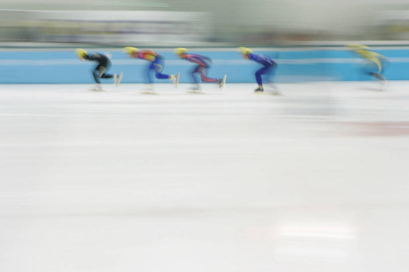 西方人,四个人,体育馆,运动场,横图,室内,白天,侧面,运动服,锻炼,快乐,比赛,运动,竞争,帽子,欧洲,欧洲人,奔驰,服装,朦胧,模糊,头盔,冰,旱冰鞋,溜冰鞋,速滑,注视,娱乐,体育场,衣服,安全帽,浮冰,奔跑,观察,看,休闲,寒冷,服饰,观看,张开双腿,察看,冰冷,体育运动,衣着,穿着,关注,滑冰鞋,溜冰场,运动馆,严寒,冰凉,酷寒,凛冽,凛凛,极冷,流冰,浮冰块,衣饰,展开双腿,速度滑冰,体育,溜冰,男人,男性,年轻男性,白种人,彩图,全身,健身,冰刀鞋,伸展双腿,运动装