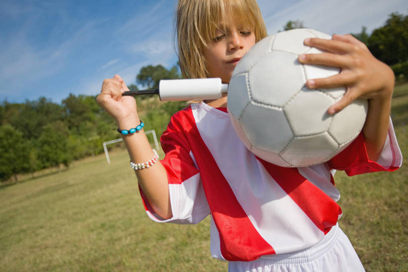 西方人,儿童,一个人,运动员,足球场,站,横图,室外,白天,正面,运动服,纯洁,足球,草地,草坪,植物,欧洲,欧洲人,仅一个男性,仅一个人,握,阴影,服装,光线,影子,护腕,云,云朵,足球装备,拿,足球运动员,云彩,拿着,注视,设备,运动器械,草,树,树木,一个,小孩,衣服,蓝色,绿色,白云,蓝天,天空,阳光,自然,天,观察,看,站着,仅一个小孩,打气筒,健身器械,可爱,童年,童趣,打气,握着,充气,服饰,生长,晴朗,单个,成长,观看,察看,衣着,穿着,关注,健身器材,绿茵场,装备,童真,烂漫,无邪,蹴鞠,衣饰,空气泵,设置,充气筒,天真,足球运动,男孩,男人,男性,白种人,孩子,晴空,体育运动员,运动选手,站立,半身,彩图,足球比赛场地,运动器材,男生,运动装
