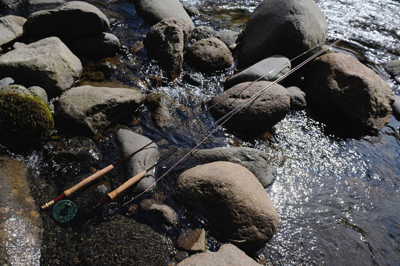 无人,横图,俯视,室外,特写,白天,河流,石头,水,钓鱼竿,阴影,光线,石子,影子,河水,水流,一个,阳光,单个,渔具,鱼线轮,卷线器,钓竿,鱼竿,石块,岩石,彩图,高角度拍摄,钓鱼