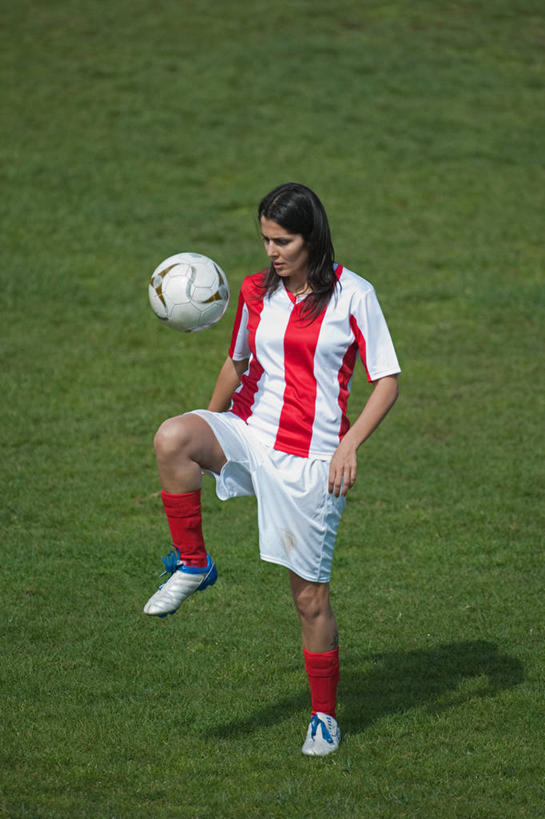 西方人,一个人,运动员,足球场,站,竖图,室外,白天,正面,运动服,足球,草地,草坪,植物,欧洲,欧洲人,仅一个年轻女性,仅一个女性,仅一个人,阴影,服装,光线,影子,足球装备,足球运动员,抬腿,注视,运动器械,草,一个,衣服,绿色,阳光,低头,观察,看,站着,踢球,健身器械,服饰,单个,观看,察看,衣着,穿着,关注,健身器材,绿茵场,蹴鞠,衣饰,足球运动,年轻女性,女人,女性,白种人,体育运动员,运动选手,站立,彩图,全身,足球比赛场地,运动器材,运动装
