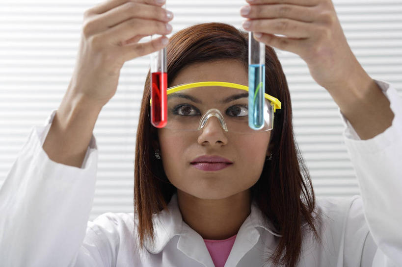 脸,头,脸颊,手,一个人,科学家,举,横图,室内,白天,正面,安全,实验,仪器,水,窗户,杯子,亚洲,双手,仅一个年轻女性,仅一个女性,仅一个人,握,阴影,服装,研究,透明,反射,分析,化学,测试,试管,眼镜,液体,影子,百叶窗,实验室,水滴,研究室,防护,拿,拿着,注视,玻璃制品,两个,衣服,红色,蓝色,白色,玻璃瓶,瓶子,观察,看,托,手部,器皿,握着,服饰,观看,护目镜,保护,察看,衣着,科研人员,白大褂,穿着,关注,保险,研究者,计量,试验室,实验服,科学研究者,玻璃仪器,试验耗材,实验用品,保全,周全,安稳,安定,安全防护眼镜,衣饰,平安,年轻女性,女人,女性,亚洲人,印度人,头部,脸部,脸蛋,面部,科学工作者,玻璃杯,举起,举手,举着,向上举,向上伸,向上托,半身,彩图,实验衣,防护眼镜