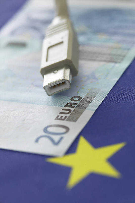 无人,竖图,俯视,室内,特写,白天,通讯,钱,数据,静物,蓝色背景,传输,英文,标志,钱币,数字,文字,字符,字母,星星,欧元,标识,星形,钞票,金融,纸币,摄影,阿拉伯数字,影棚,经济,英文字母,数据线,USB线,流通,五角形,纸钞,贸易,线缆,货币,现金,五角星,彩图,高角度拍摄,影棚拍摄,拍摄,USB数据线