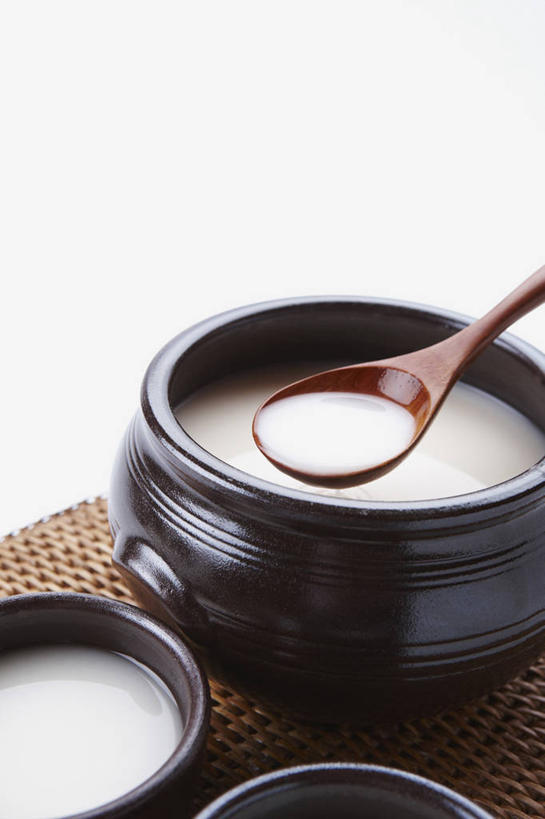 无人,竖图,俯视,室内,特写,白天,白色背景,勺子,陶瓷,杯垫,陶瓷制品,酒类,酒,饮料,容器,垫子,调羹,汤匙,碗,摄影,影棚,储藏,储存,彩图,高角度拍摄,影棚拍摄,拍摄,贮存