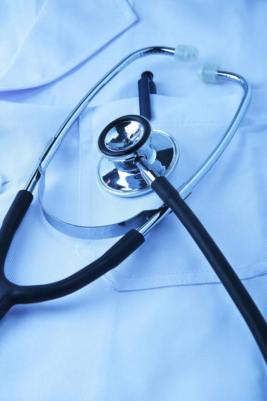 无人,竖图,俯视,室内,特写,白天,工作服,制服,静物,阴影,服装,反射,影子,衣服,听诊器,服饰,医疗设备,衣着,穿着,医疗器械,医疗工具,工作制服,衣饰,检测工具,彩图,高角度拍摄,工作套服