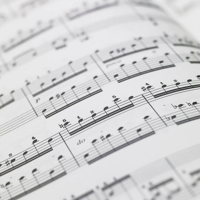 无人,竖图,俯视,室内,特写,白天,白色背景,静物,书籍,阴影,反射,影子,乐谱,五线谱,音乐,摄影,影棚,节拍,音符,符头,符干,符尾,乐章,彩图,高角度拍摄,影棚拍摄,拍摄