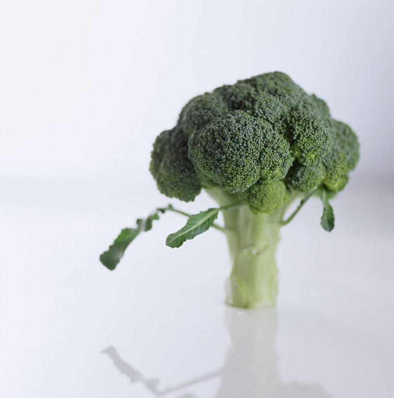 无人,竖图,室内,特写,白天,白色背景,正面,蔬菜,叶子,阴影,新鲜,反射,影子,西兰花,食品,绿叶,食物,嫩叶,摄影,有机食品,绿色食品,影棚,甘蓝花,叶,叶片,彩图,影棚拍摄,拍摄,绿菜花,绿花菜,青花菜,蔬菜皇冠