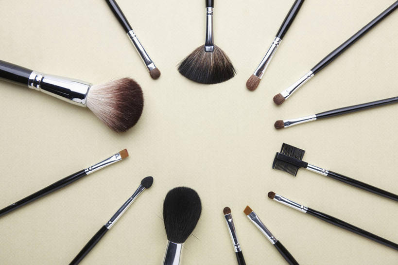 无人,横图,俯视,室内,特写,白天,静物,许多,环绕,围绕,很多,环抱,化妆刷,刷子,摄影,影棚,美容工具,彩妆刷,化妆工具,蜜粉刷,萦绕,彩图,高角度拍摄,影棚拍摄,拍摄