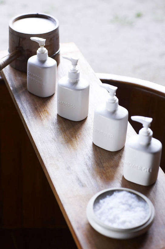 无人,竖图,俯视,室内,特写,白天,化妆,美容,静物,一排,护肤,整齐,木制,洗发水,陶瓷,陶瓷制品,排列,木制品,容器,碗,洗浴用品,清洁,保养,享受,休闲,浴盆,洗发液,放松,保健,洗发露,储藏,浴盐,护肤品,储存,队列,澡盆,香波,护肤用品,舒缓,养颜,去污,控油,紧肤,嫩肤,洗涤,彩图,高角度拍摄,洗发精,洗发香波,贮存