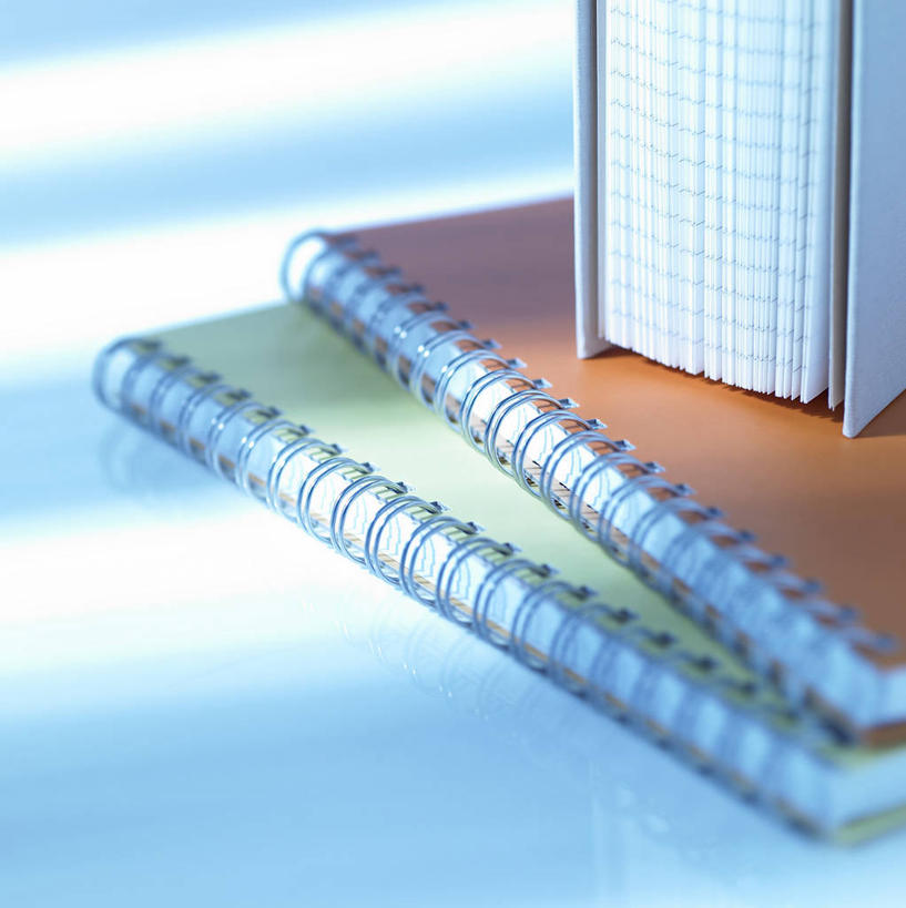 无人,竖图,室内,特写,白天,正面,静物,金属制品,阴影,反射,金属,影子,记事本,本子,笔记本,摄影,影棚,螺旋状,彩图,影棚拍摄,螺旋形,螺旋形状,螺旋型,拍摄