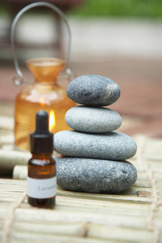 无人,竖图,室内,特写,白天,正面,按摩,美容,热情,石头,火,一排,护肤,朦胧,模糊,整齐,火焰,石子,燃烧,玻璃制品,排列,玻璃瓶,精油,瓶子,香薰,保养,享受,休闲,鹅卵石,放松,保健,芳香疗法,堆,队列,舒心,舒缓,按摩石,香薰精油,养颜,减压,香薰疗法,植物精油,热石疗法,石块,彩图