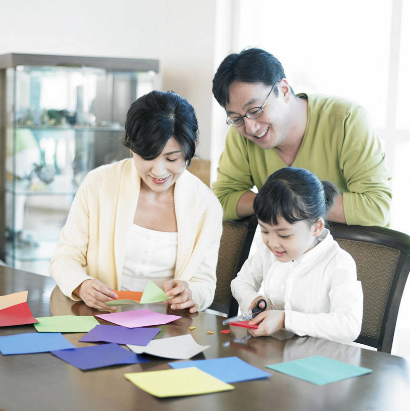 东方人,儿童,三个人,家庭,夫妻,母亲,父亲,女儿,站,坐,笑,微笑,露齿笑,竖图,彩色,室内,白天,正面,爱情,纯洁,桌面,桌子,椅子,亚洲,一副,握,修剪,阴影,服装,朦胧,模糊,艺术,反射,木制,工具,剪刀,眼镜,影子,纸,纸艺,手工艺品,木椅,木桌,纸张,浪漫,拿,拿着,注视,休闲装,黄种人,文化,小孩,衣服,木制品,纸制品,工艺品,剪纸,低头,观察,看,站着,休闲,温暖,温馨,父女,母女,三口之家,一家人,休闲服,恩爱,父爱,可爱,母爱,童年,童趣,握着,恋人,服饰,观看,五颜六色,裁剪,色彩斑斓,和睦,察看,剪子,剪裁,切割,高雅,关注,五彩缤纷,近视眼镜,童真,烂漫,无邪,自信心,品位,剪画,刻纸,五彩斑斓,垂头,五光十色,天真,男人,男性,年轻男性,年轻女性,女孩,女人,女性,亚洲人,孩子,年轻人,夫妇,情侣,站立,坐着,半身,彩图,美纹纸,木桌子,伴侣,融洽,女生