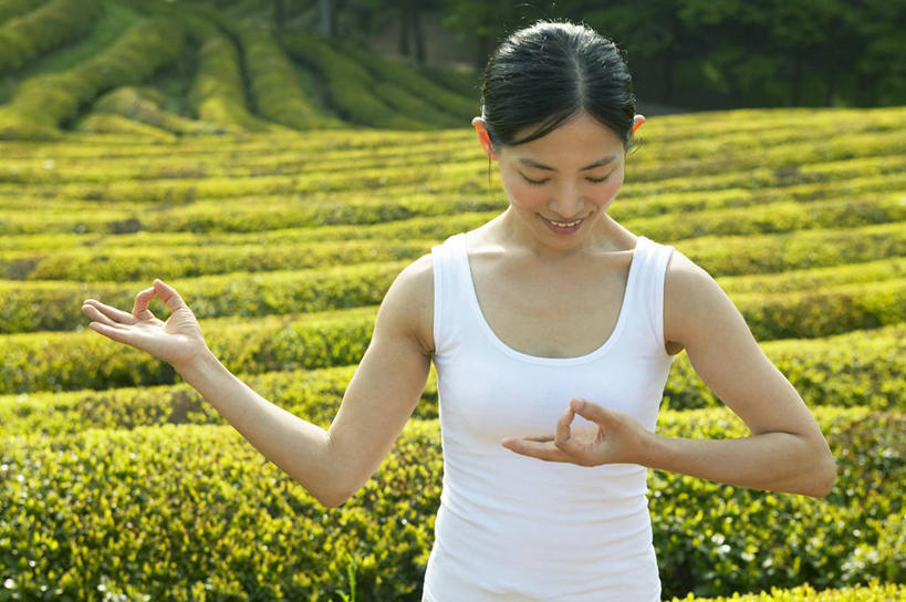 东方人,无名指,小指,一个人,闭眼,笑,微笑,露齿笑,横图,室外,白天,正面,锻炼,瑜伽,运动,植物,亚洲,仅一个年轻女性,仅一个女性,仅一个人,阴影,服装,朦胧,模糊,光线,背心,影子,黄种人,树,树木,衣服,绿色,白色,阳光,自然,低头,手势,养生,服饰,生长,成长,兰花指,衣着,食指,穿着,垂头,衣饰,君子指,体育,年轻女性,女人,女性,亚洲人,闭眼睛,闭着眼,闭着眼睛,半身,彩图,健身