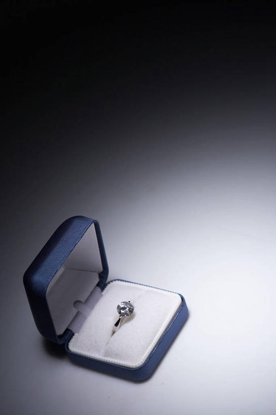 无人,竖图,俯视,室内,特写,白天,爱情,奢侈,静物,珠宝,阴影,灰色背景,反射,矿石,影子,纸盒,一枚,浪漫,钻戒,钻石,盒子,装饰品,一个,包装盒,戒指,容器,饰品,首饰,恩爱,摄影,影棚,单个,储藏,金刚石,昂贵,坚硬,信物,贵重,宝石,权利,储存,坚定,信念,手饰,约定,宝贵,彩图,高角度拍摄,影棚拍摄,拍摄,贮存