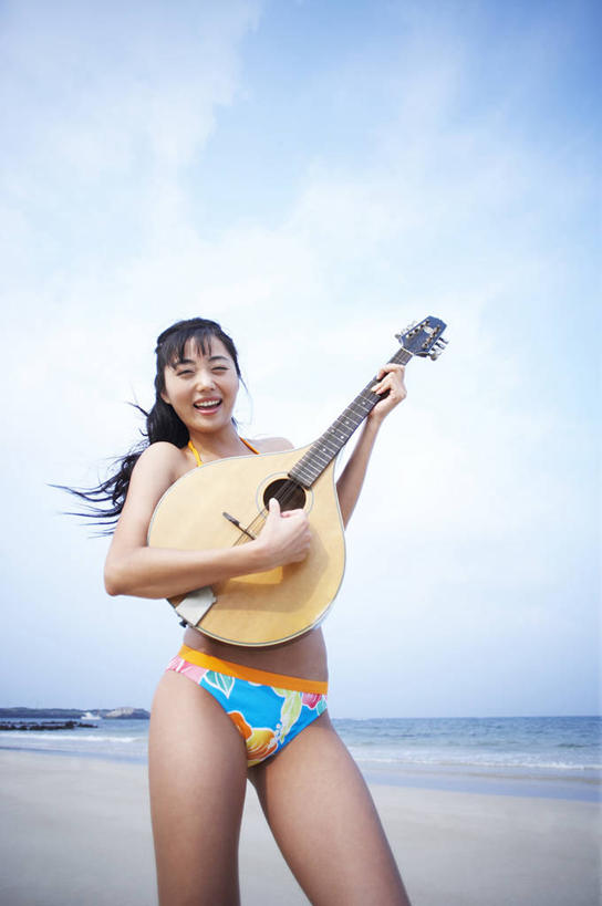 东方人,一个人,站,笑,微笑,露齿笑,竖图,室外,白天,正面,泳装,比基尼,海浪,海洋,沙滩,亚洲,仅一个年轻女性,仅一个女性,仅一个人,一把,握,阴影,光线,沙子,影子,海岸,浪花,吉他,乐器,弦乐器,沙地,弹奏,拿,演奏,拿着,注视,黄种人,蓝色,蓝天,天空,阳光,海水,天,观察,看,站着,握着,晴朗,观看,察看,关注,弹拨弦鸣乐器,海景,万里无云,年轻女性,女人,女性,亚洲人,大海,风浪,海,海水的波动,海滩,近岸浪,涌浪,晴空,晴空万里,站立,半身,彩图,三点式,泳衣,原声吉他,弹拨弦乐器