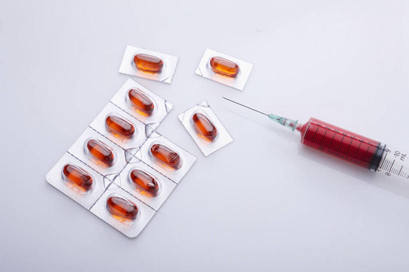 无人,横图,俯视,室内,特写,白天,白色背景,安全,静物,阴影,反射,药剂,影子,塑料,防护,胶囊,盒子,一个,包装盒,容器,塑料制品,药品,针管,针筒,治疗,注射,摄影,影棚,单个,储藏,保护,药物,医疗,医疗设备,注射器,储存,保险,预防,平安,彩图,高角度拍摄,影棚拍摄,拍摄,吸塑包装盒,贮存