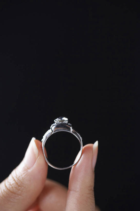 东方人,手,一个人,竖图,室内,特写,白天,正面,爱情,奢侈,珠宝,亚洲,仅一个年轻女性,仅一个女性,仅一个人,握,黑色背景,矿石,一枚,浪漫,拿,拿着,黄种人,钻戒,钻石,装饰品,戒指,饰品,首饰,手部,恩爱,握着,摄影,影棚,单手,金刚石,昂贵,坚硬,信物,贵重,宝石,权利,坚定,信念,手饰,约定,宝贵,年轻女性,女人,女性,亚洲人,半身,彩图,影棚拍摄,拍摄