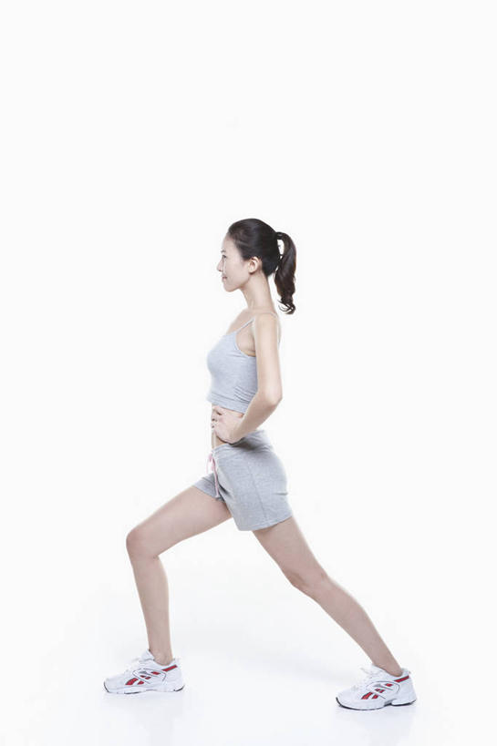 东方人,一个人,竖图,室内,白天,白色背景,侧面,锻炼,运动,吊带,亚洲,仅一个年轻女性,仅一个女性,仅一个人,服装,注视,吊带衫,黄种人,手叉腰,衣服,灰色,叉腰,观察,看,弓步,摄影,服饰,影棚,观看,张开双腿,察看,衣着,穿着,关注,衣饰,展开双腿,露脐装,体育,年轻女性,女人,女性,亚洲人,彩图,全身,影棚拍摄,健身,拍摄,弓箭步,伸展双腿