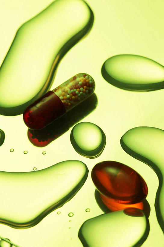 无人,竖图,俯视,室内,特写,白天,安全,水,阴影,反射,药剂,液体,影子,水滴,防护,胶囊,药品,治疗,保护,药物,医疗,保险,预防,平安,彩图,高角度拍摄