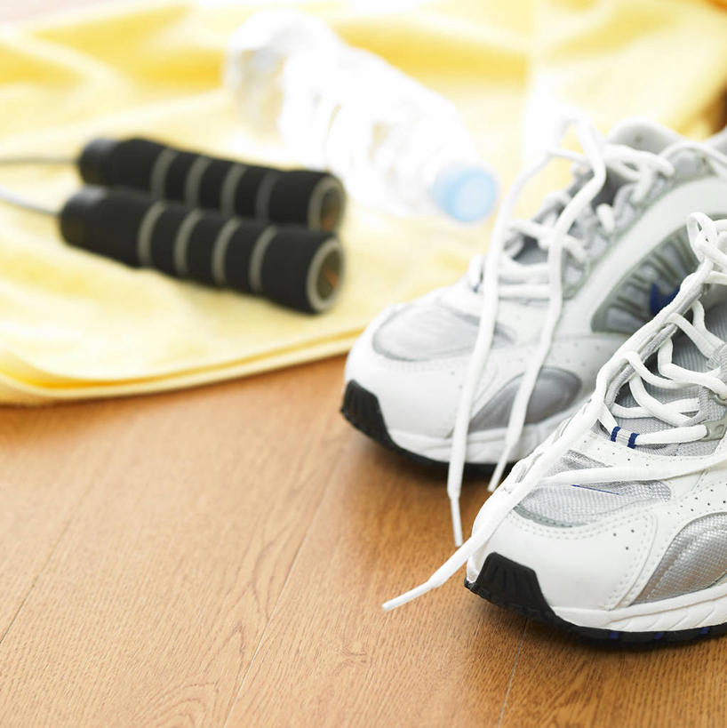 无人,竖图,俯视,室内,特写,白天,运动鞋,地板,静物,鞋子,一双,阴影,朦胧,模糊,反射,纺织物,影子,地面,运动器械,木地板,绳子,毛巾,清洁,健身器械,保暖,休闲鞋,健身器材,透气,防水,储水,耐磨,吸水,彩图,高角度拍摄,短绳,运动器材