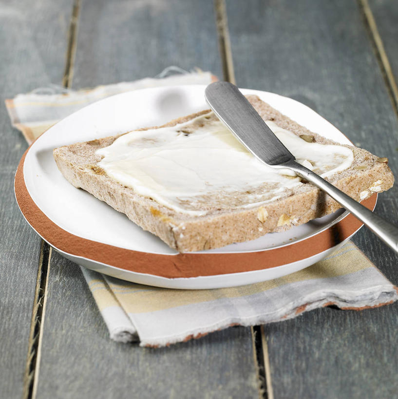 点心,面包,奶酪,无人,竖图,俯视,室内,特写,白天,桌面,桌子,餐具,阴影,反射,木制,碟子,工具,盘,影子,木桌,干酪,起司,食品,面点,刀具,芝士,营养,吐司,食物,糕点,两个,盘子,餐巾,木制品,碟,刀,乳酪,法式面包,乳制品,发酵,吐司面包,保洁方巾,口布,奶酪刀,芝士刀,彩图,高角度拍摄,多士,听型面包,奶油干酪,木桌子