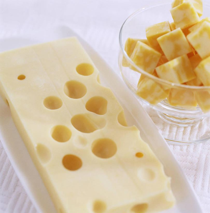 奶酪,无人,竖图,俯视,室内,特写,白天,餐桌,桌子,玻璃,一堆,许多,切开,阴影,堆叠,堆积,反射,影子,干酪,起司,芝士,很多,营养,玻璃制品,一个,黄色,容器,碗,切,乳酪,单个,餐台,储藏,堆,乳制品,储存,发酵,剖面,切面,切达干酪,车达奶酪,车打奶酪,切达奶酪,彩图,高角度拍摄,埃曼塔奶酪,贮存