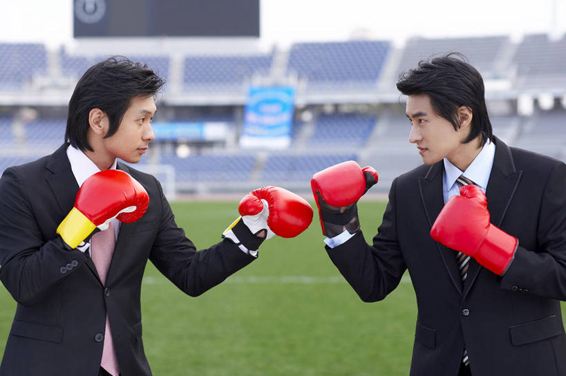 东方人,两个人,同事,商务人士,商务男性,体育馆,运动场,站,笑,微笑,横图,室外,白天,正面,衬衫,安全,成功,合作,团队,集体,信心,草地,草坪,植物,亚洲,握,套装,看台,防护,领带,拳击手套,注视,黄种人,运动器械,体育场,队伍,座位,草,红色,绿色,天空,手套,天,观察,看,握拳,站着,健身器械,握着,观看,保护,察看,领导,象征,庄重,成就,关注,保险,商务装,身份,健身器材,合伙,领袖,工薪阶层,保全,周全,安稳,安定,运动馆,正式,地位,防护手套,坐位,平安,男人,男性,年轻男性,亚洲人,白领,上班族,站立,半身,彩图,衬衣,运动器材