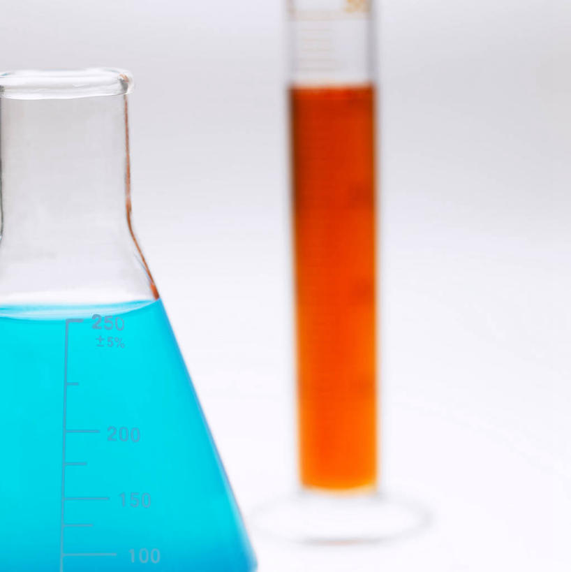 无人,竖图,室内,特写,白天,白色背景,正面,实验,仪器,杯子,研究,透明,分析,化学,测试,烧瓶,试管,液体,锥形瓶,玻璃制品,两个,红色,蓝色,玻璃瓶,瓶子,器皿,摄影,影棚,玻璃仪器,试验耗材,实验用品,三角烧瓶,依氏烧瓶,锥形烧瓶,玻璃杯,彩图,影棚拍摄,拍摄