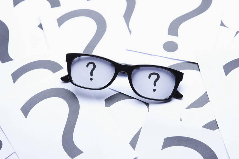 无人,横图,俯视,室内,特写,白天,白色背景,静物,一副,许多,阴影,反射,标志,文字,眼镜,影子,字符,字母,很多,标识,摄影,影棚,问号,近视眼镜,彩图,高角度拍摄,影棚拍摄,拍摄