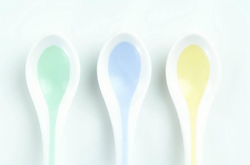 无人,横图,俯视,室内,特写,白天,白色背景,阴影,反射,影子,勺子,食品,三把,营养,食物,黄色,蓝色,绿色,调羹,汤匙,摄影,影棚,养分,彩图,高角度拍摄,影棚拍摄,拍摄,婴儿食物