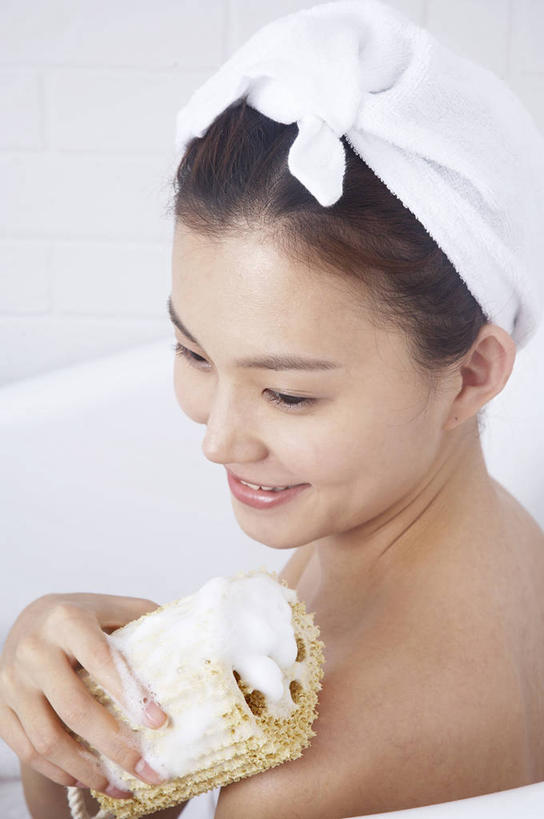 东方人,一个人,坐,笑,微笑,竖图,室内,白天,白色背景,侧面,卫生间,浴室,亚洲,仅一个年轻女性,仅一个女性,仅一个人,擦,抚摸,阴影,反射,包裹,海绵,头巾,影子,注视,黄种人,干净,裸露,浴缸,观察,看,清洁,享受,健康,放松,擦拭,观看,察看,卫生,关注,裸,卫浴设备,水管装置,揩擦,拭,年轻女性,女人,女性,亚洲人,淋浴房,坐着,半身,彩图,冲凉房,沐浴间,沐浴室,浴用海绵,轻抚