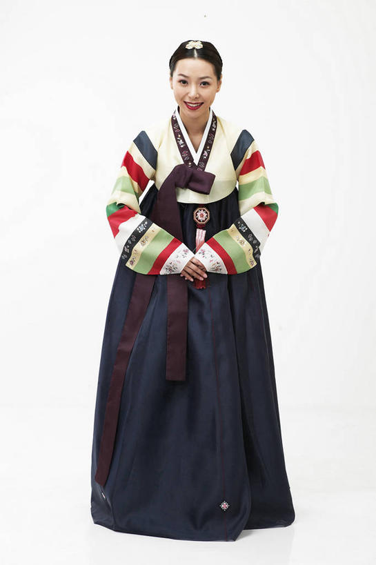 东方人,一个人,站,笑,微笑,竖图,室内,白天,白色背景,正面,民族服装,亚洲,仅一个年轻女性,仅一个女性,仅一个人,阴影,装饰,反射,头饰,影子,注视,黄种人,发簪,发饰,饰品,观察,看,站着,搭,摄影,服饰,影棚,观看,华丽,修饰,点缀,察看,搭着,关注,配饰,衬托,美观,雅致,雅观,簪子,朝鲜服,年轻女性,女人,女性,亚洲人,站立,彩图,全身,影棚拍摄,传统服装,民俗服,拍摄,韩服