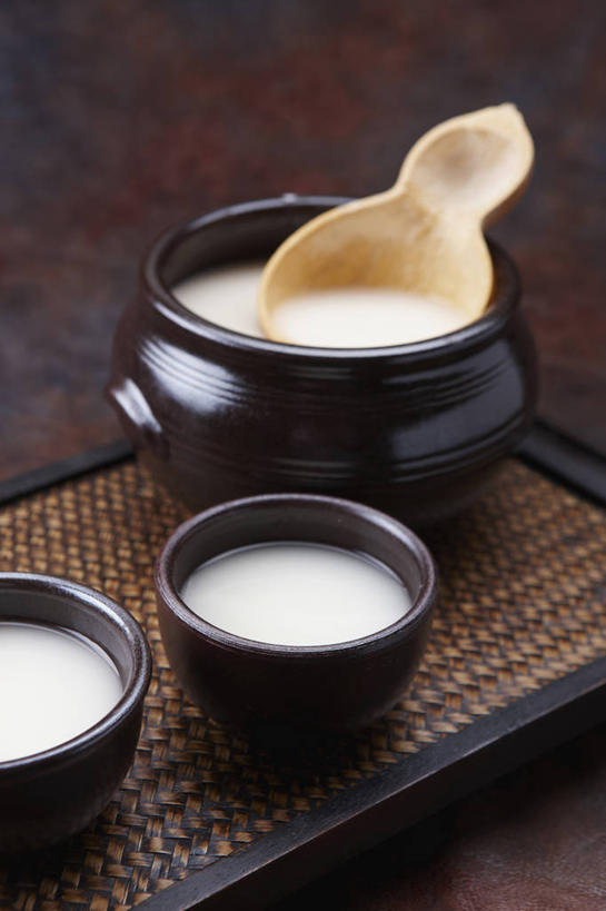 无人,竖图,俯视,室内,特写,白天,阴影,反射,影子,陶瓷,陶瓷制品,酒类,米酒,酒,饮料,酒杯,容器,储藏,储存,江米酒,醪糟,糯米酒,彩图,高角度拍摄,贮存