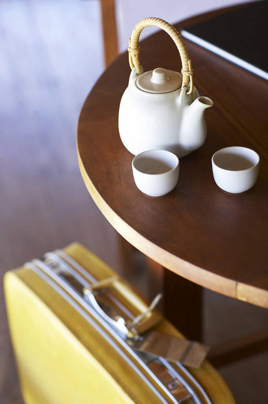 无人,竖图,俯视,室内,白天,餐桌,桌子,杯子,阴影,反射,木制,包,标签,壶,影子,陶瓷,陶瓷制品,旅行包,水壶,一个,茶壶,木制品,容器,水杯,单个,餐台,旅游包,提包,茶杯,彩图,高角度拍摄